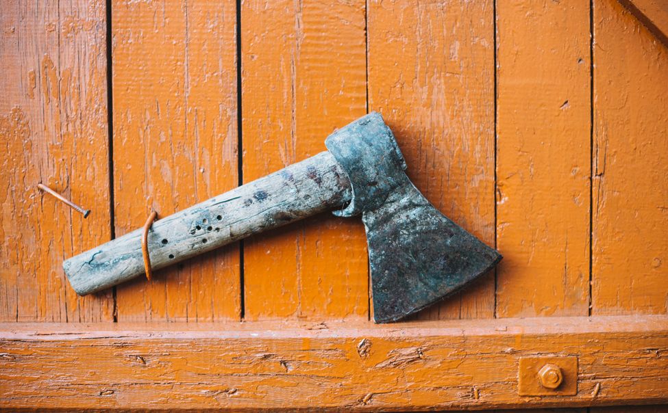 Житель Алатырского округа убил знакомого топором и ножом 