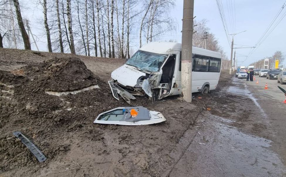 В Чебоксарах маршрутка без тормозов влетела в столб. Пострадали водитель и два пассажира