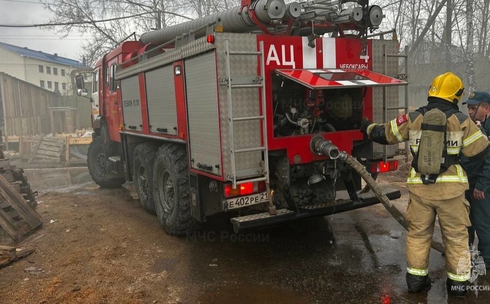 На деревообрабатывающем предприятии в Чебоксарах произошел пожар