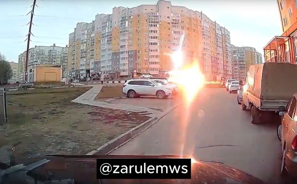 В Чебоксарах троллейбус подпрыгнул на ливневке и устроил фейерверк