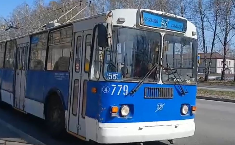 В Новочебоксарске у троллейбуса рассыпалось салонное стекло
