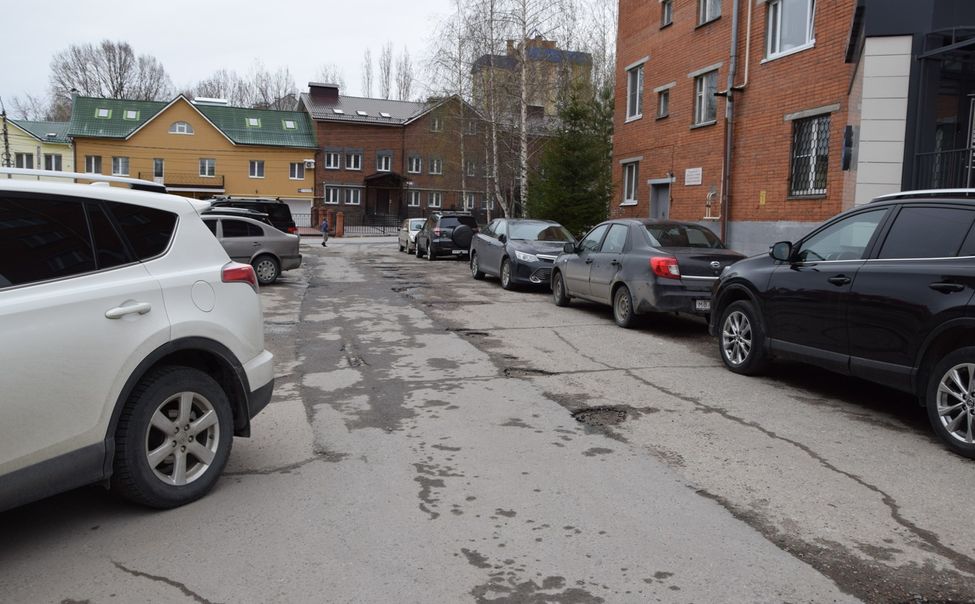 В Чебоксарах обследовали дворы, которые предстоит отремонтировать в этом году 