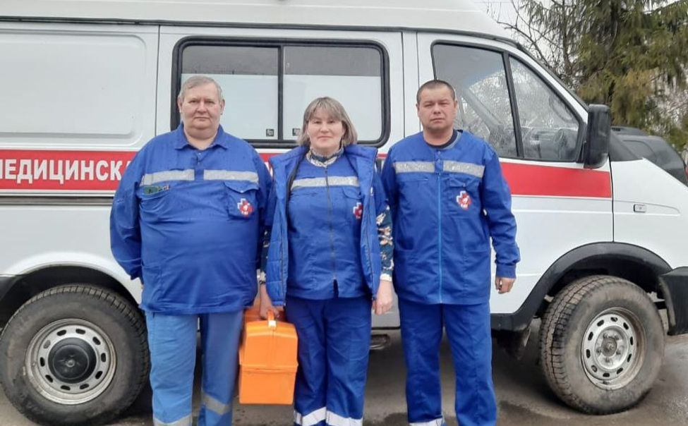 В Чувашии бригада "скорой", возвращаясь с вызова, спасла сбитого автомобилем мужчину