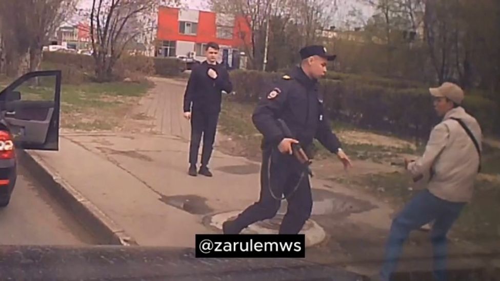 В Чебоксарах задержали парня, направившего пневматический пистолет в сторону таксиста 