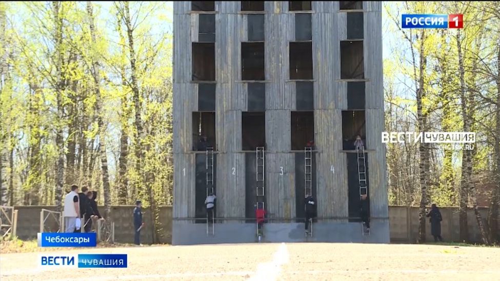 В Чебоксарах проходят соревнования по пожарно-спасательному спорту