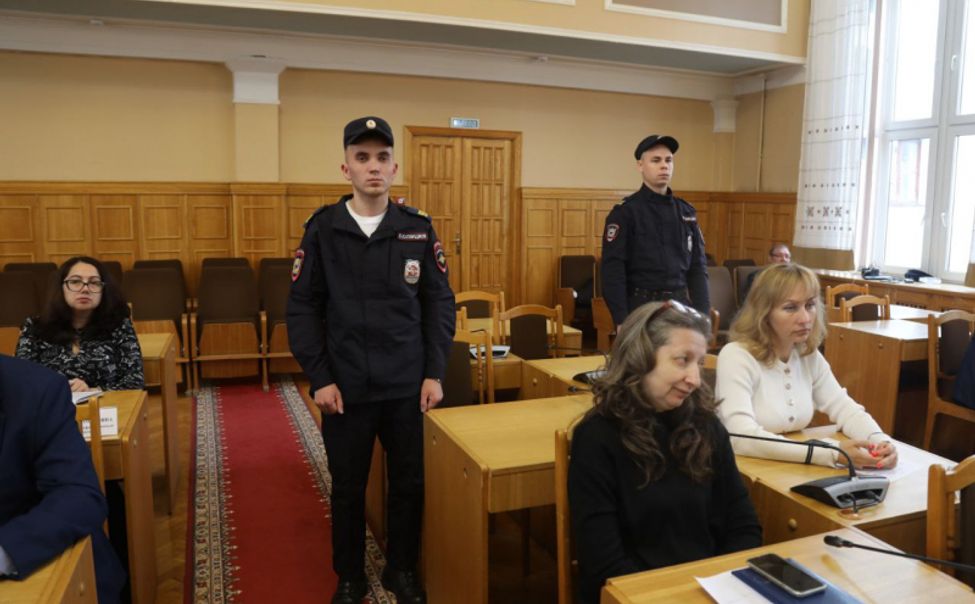 В Чебоксарах поблагодарили полицейских, задержавших парня с пистолетом