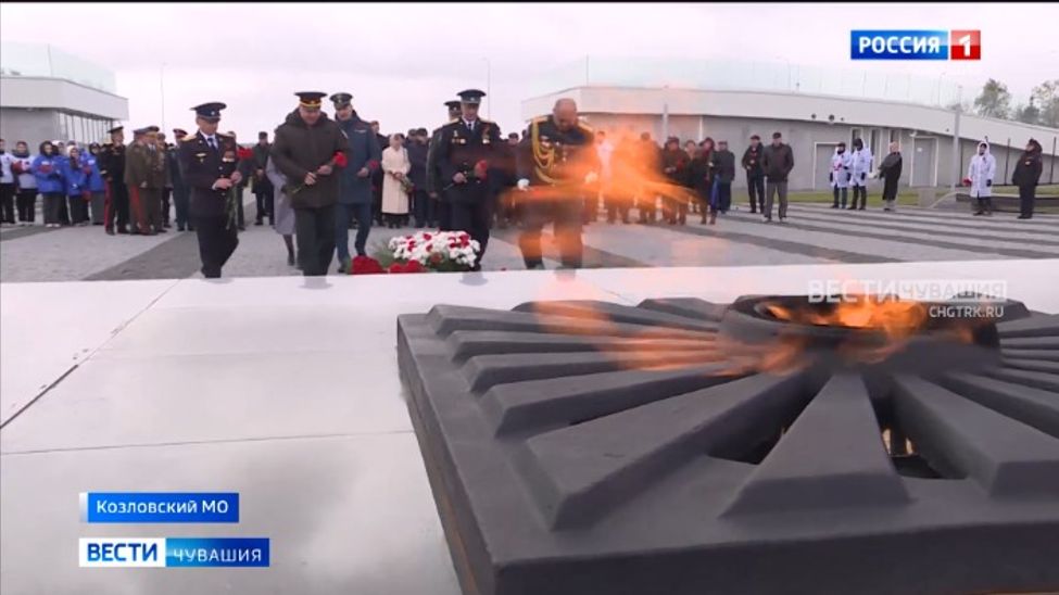 В Козловском округе возложили цветы к мемориалу «Строителям безмолвных рубежей»