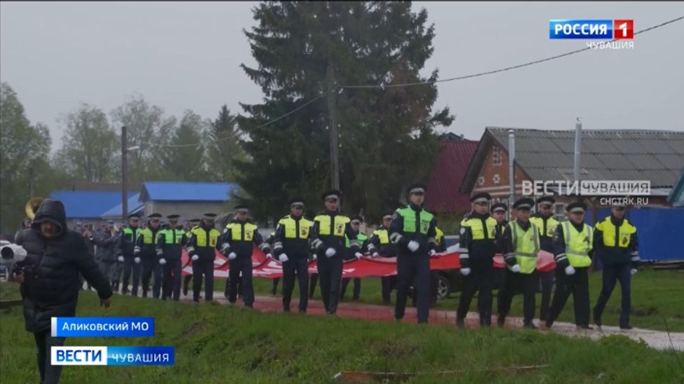 У дома 100-летнего участника Великой Отечественной войны развернули 30-метровое знамя Победы