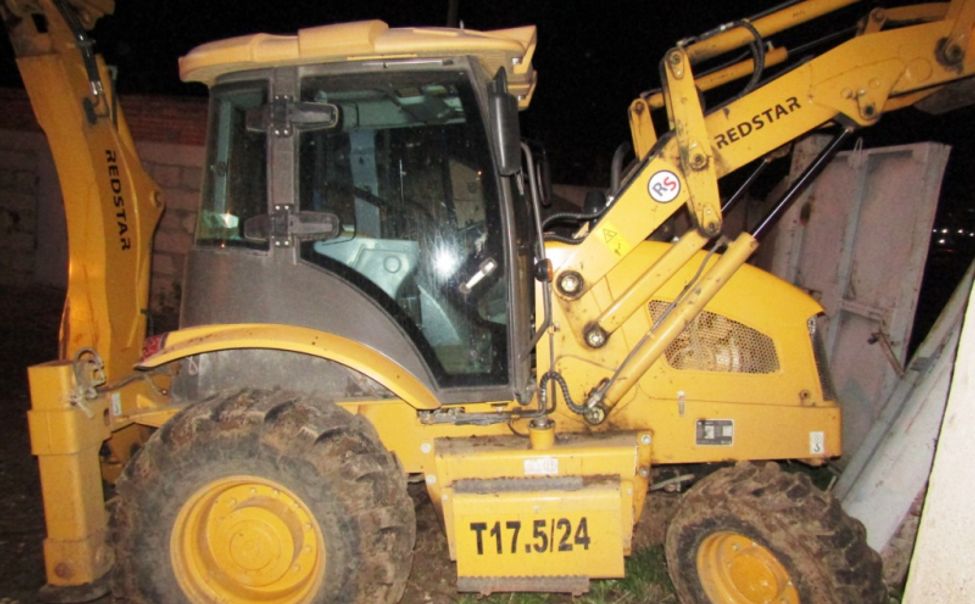 Чебоксарец угнал экскаватор и врезался на нем в бетонный забор