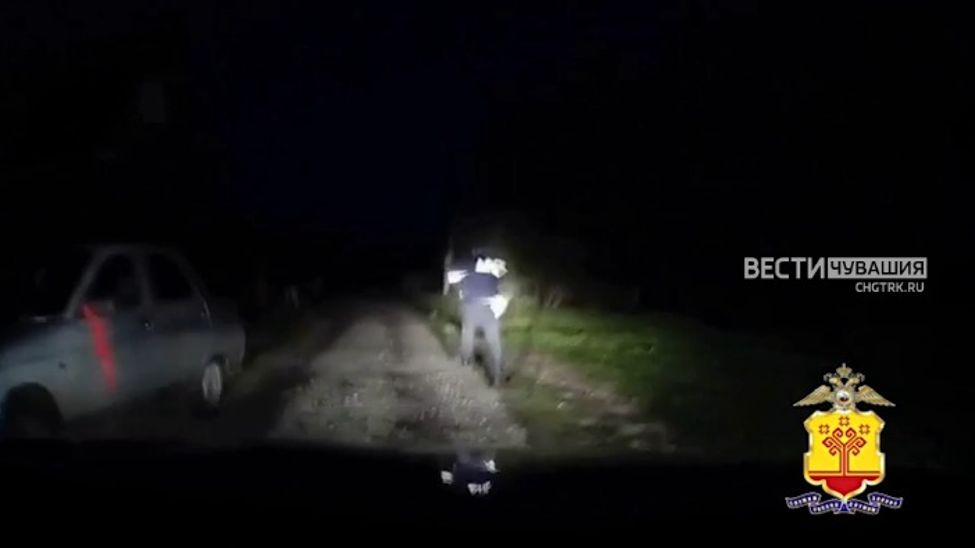 В Вурнарском округе пьяный водитель без прав попытался убежать от полицейских