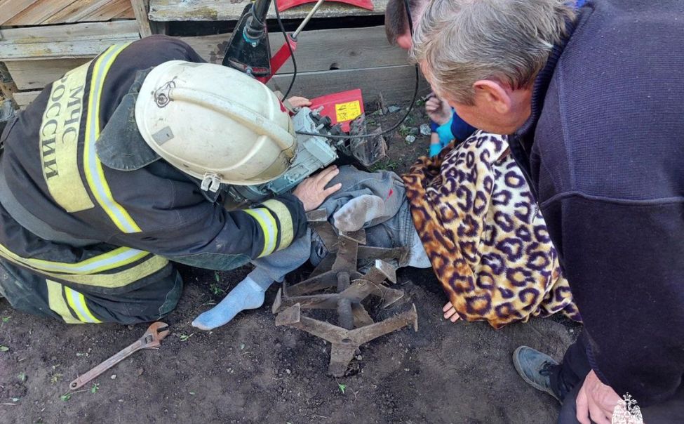 Сотрудники МЧС России спасли 20-летнего жителя Цивильска, застрявшего в мотоблоке