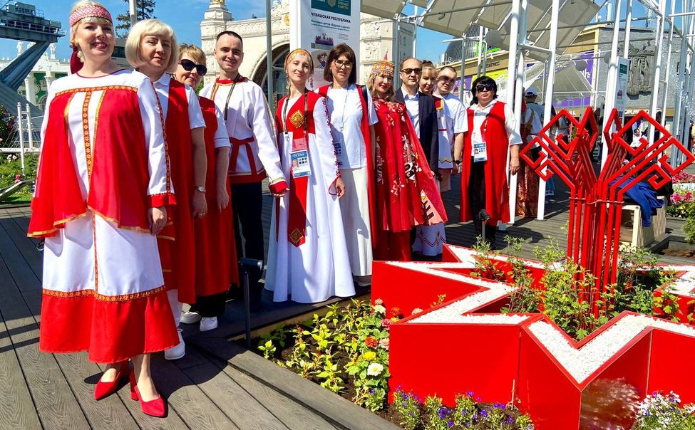 На ВДНХ расцвели «Древо жизни» и «Три солнца» Чувашии