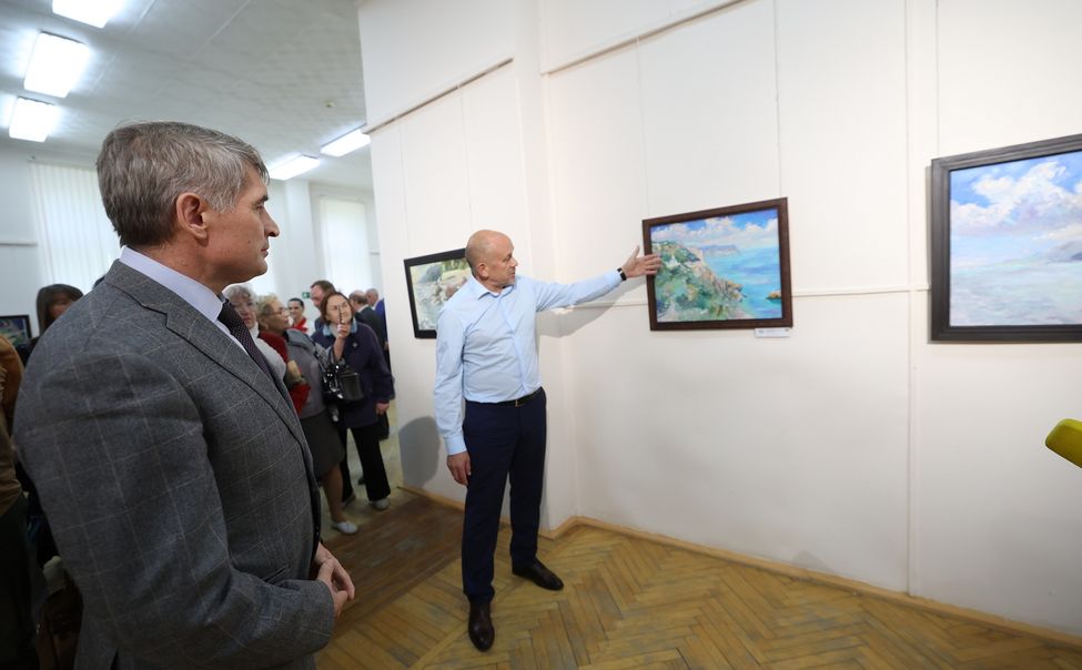 Олег Николаев открыл выставку картин Станислава Воронова «Крым наш»