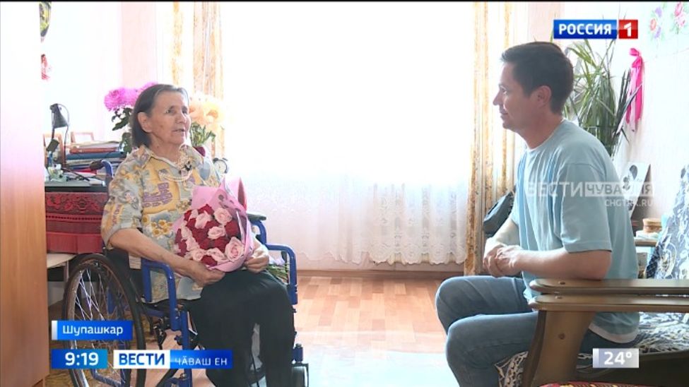 90 ҫулти ветеран ҫамрӑк ӗҫтешӗсен пултарулӑхӗпе кӑсӑклансах тӑрать