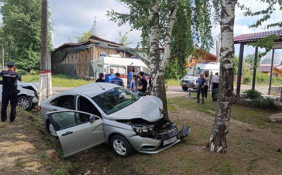 В Ядрине на перекрестке столкнулись два автомобиля. Одна из машин улетела в столб