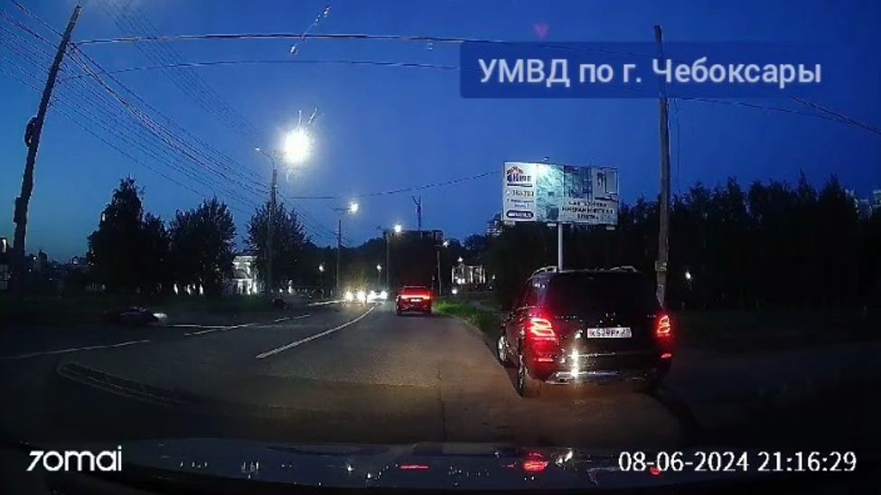 В Чебоксарах мотоциклист не справился с управлением и попал в ДТП