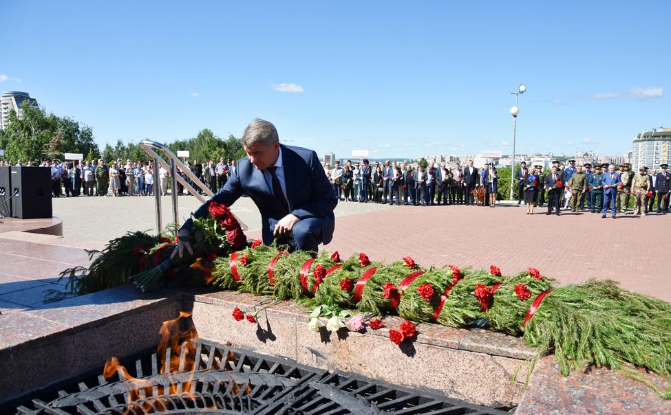 Глава Чувашии возложил цветы к Вечному огню