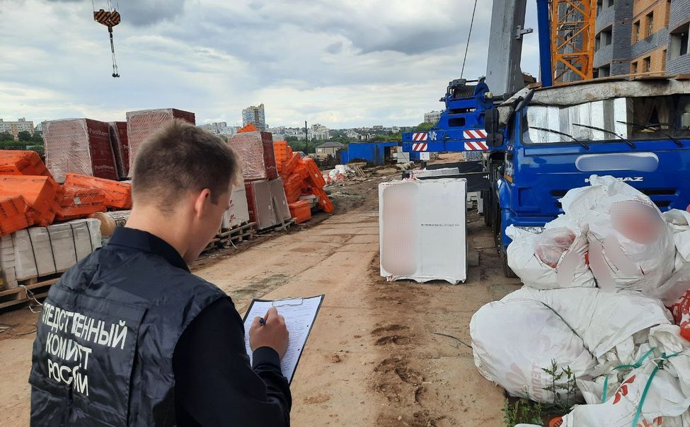 В Чувашии оштрафовали инженера, по вине которого водитель крана получил тяжелые травмы