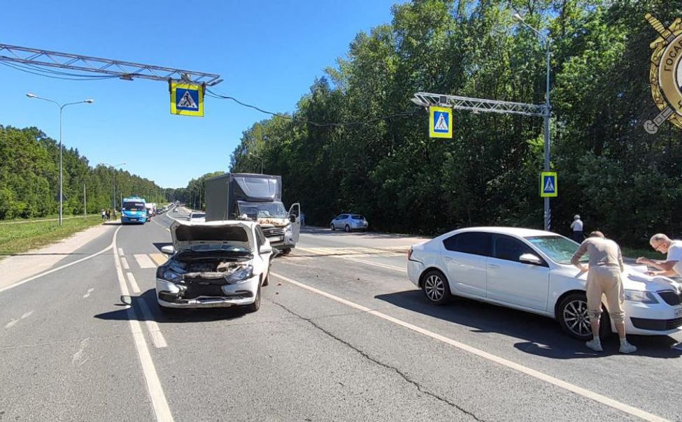 Около Чебоксар столкнулись 3 автомобиля. 4 человека пострадали