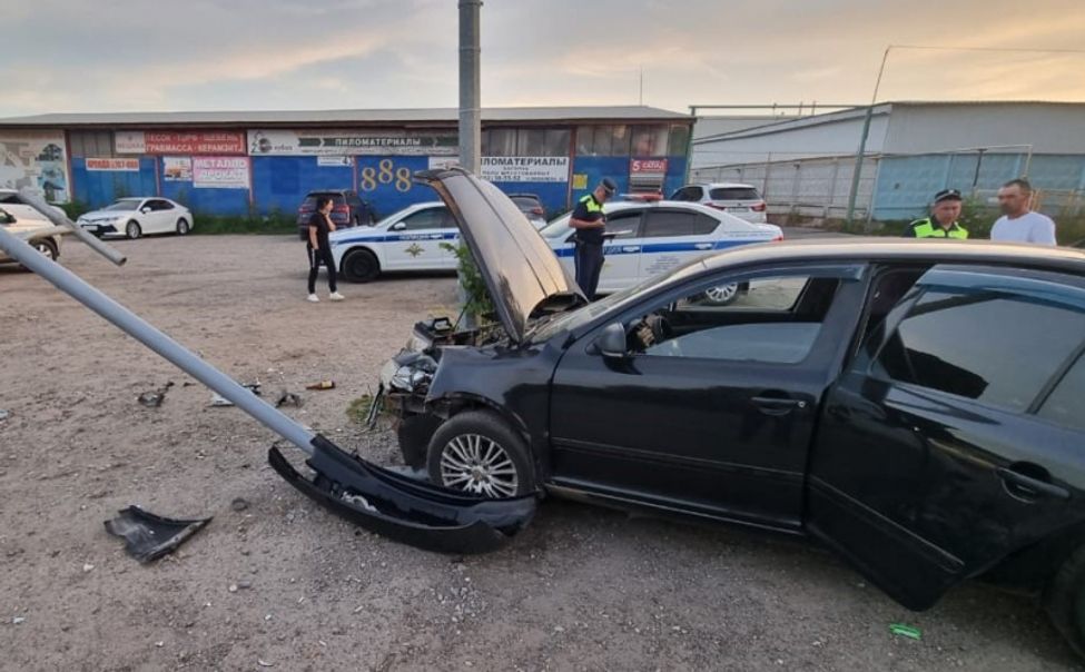 В Чебоксарах водитель иномарки врезался в столб. Пострадали 2 детей