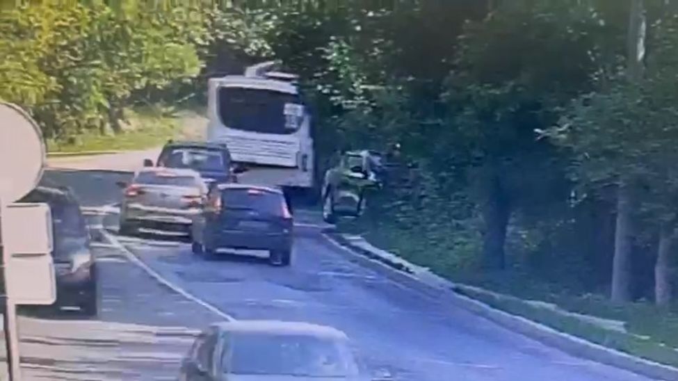 В Чебоксарах пьяный водитель иномарки вылетел на встречную полосу и врезался в дерево