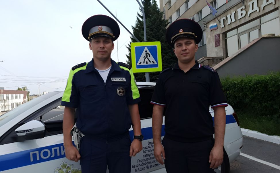 В Чувашии экипаж Госавтоинспекции помог добраться до больницы семье с ребенком