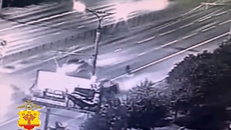 В Чебоксарах велосипедистка попала под колеса автомобиля