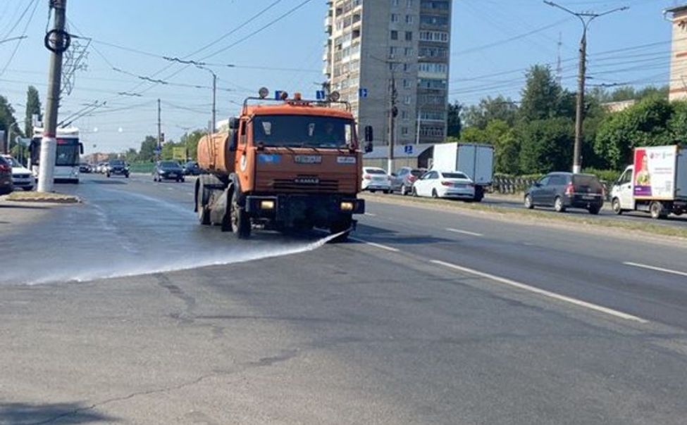 В Чебоксарах из-за жары поливают дороги