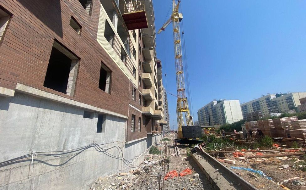 При строительстве дома в Чебоксарах рабочий выпал из окна и погиб