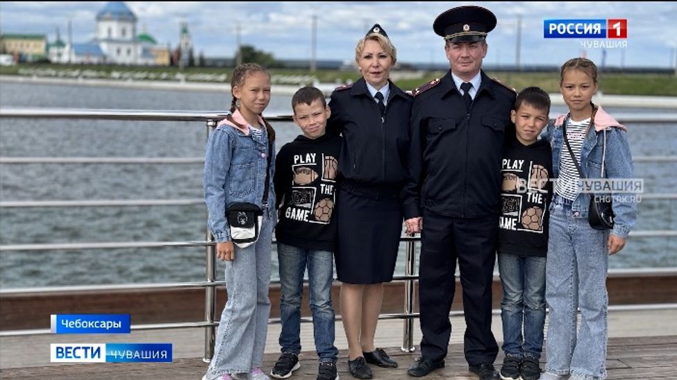 В Чебоксарах в семье полицейских растут две пары двойняшек 