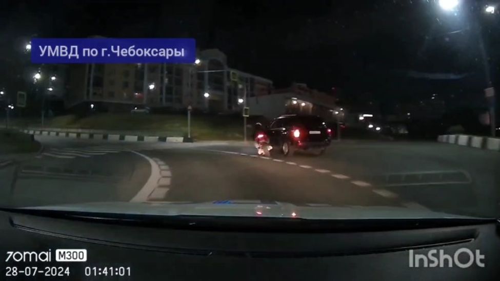 В Чебоксарах пьяный мотоциклист врезался в иномарку, пытаясь уйти от полиции