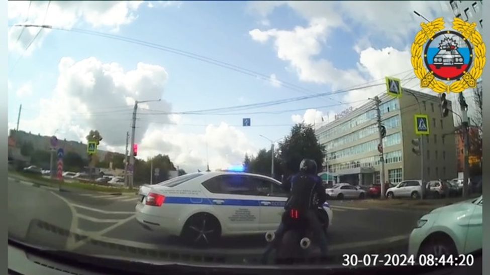 В Чебоксарах мотоциклист без прав попытался уйти от экипажа ДПС