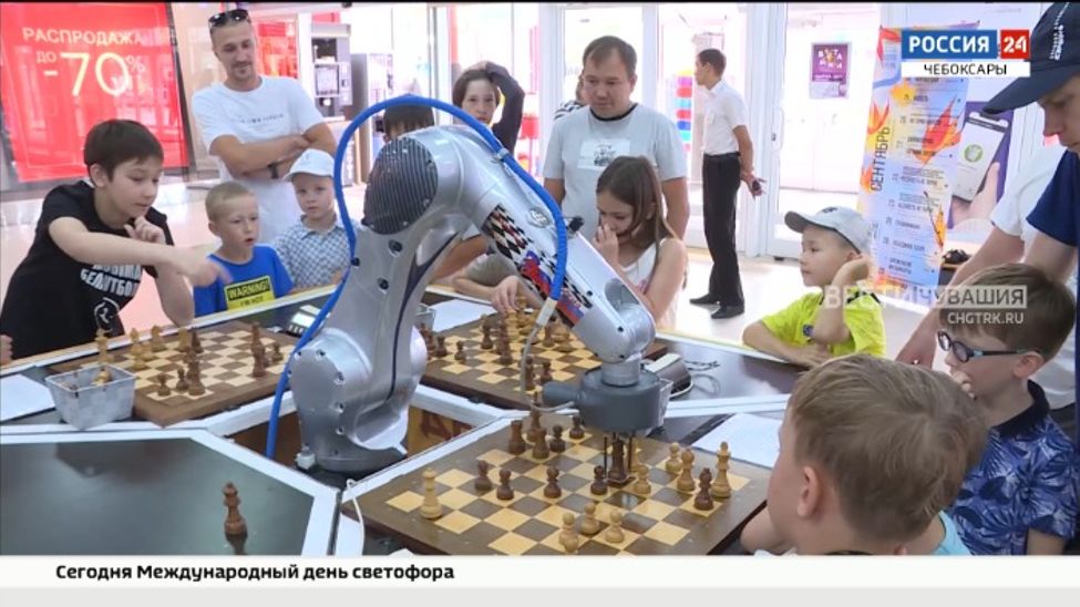 В одном из торговых центров Чебоксар установили шахматного робота
