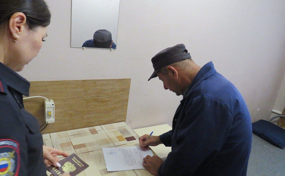 В чувашской колонии лишили паспорта РФ мигранта, осуждённого за преступления в отношении детей
