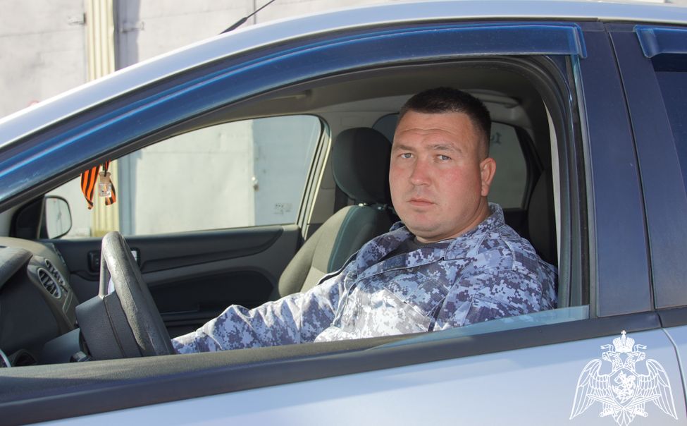 В Чувашии росгвардеец оказал первую помощь пострадавшему в ДТП