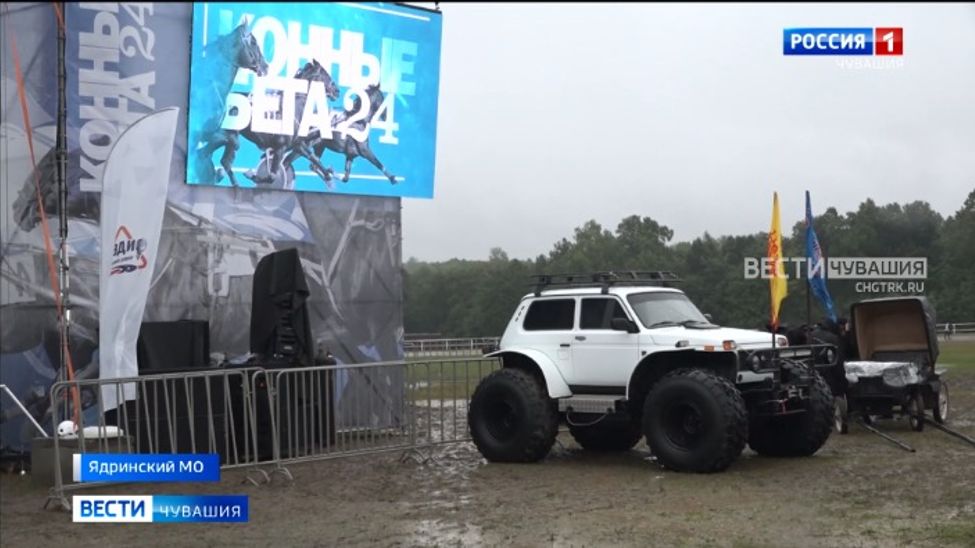 На Кубке Чувашии по конным бегам участникам СВО передали снегоболотоход