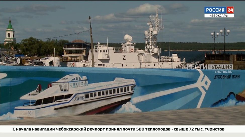 Чебоксарский речпорт встречает туристов Литературной лестницей, стрит-артом и влюбленными фонарями