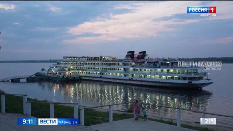 Сӗнтӗрвӑрринче 4 палубӑллӑ "Семён Будённый" теплоход чарӑннӑ