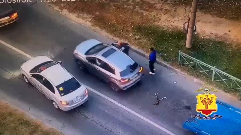 В Чебоксарах инспектор ГАИ задержал пьяного водителя, запрыгнув в автомобиль на ходу