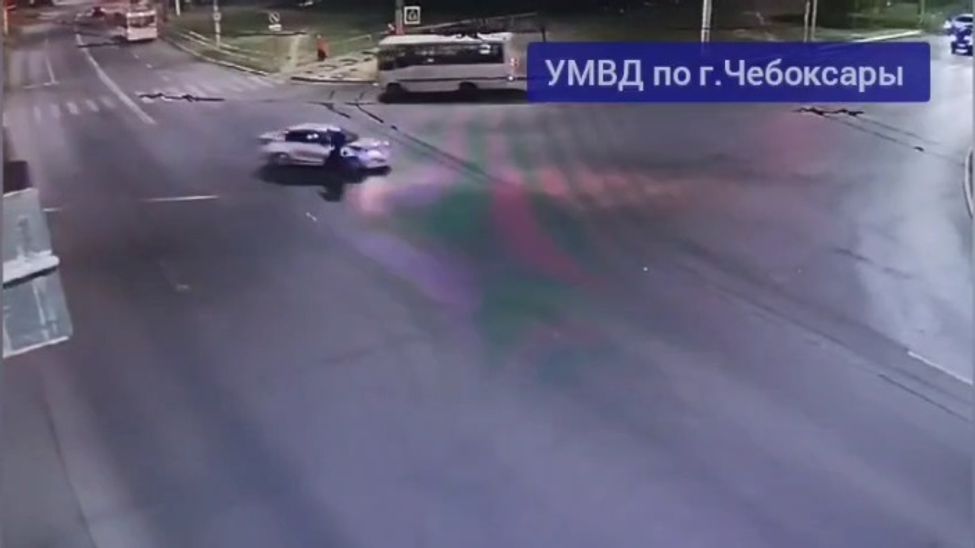 В Чебоксарах двое подростков на питбайке врезались в иномарку