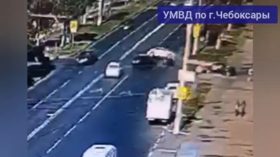 В Чебоксарах в результате ДТП перевернулась машина 