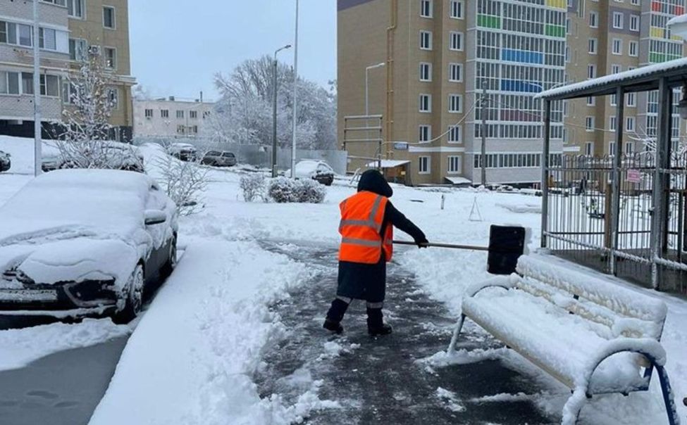 В столице Чувашии ликвидируют последствия снегопада