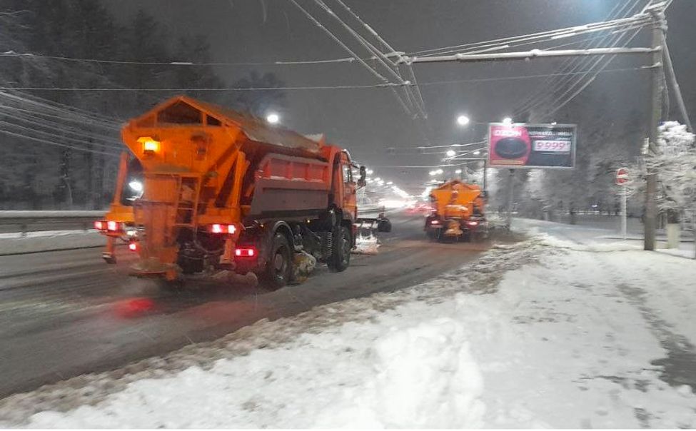 В Чебоксарах для борьбы с гололедом за ночь использовано 42 тонны реагентов