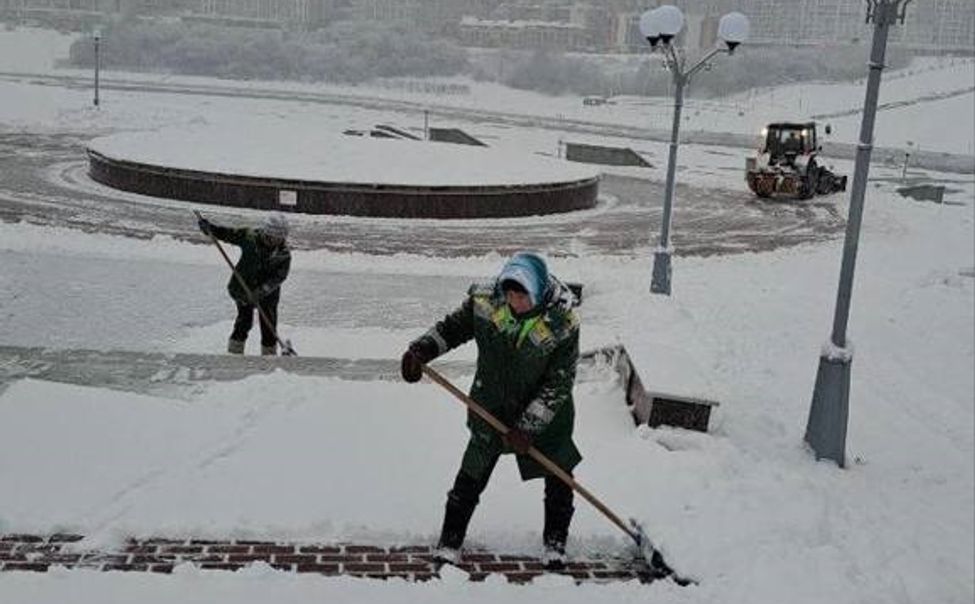 В Чебоксарах убирают территории парков и скверов от снега