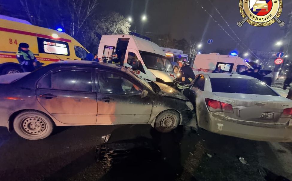 В Чебоксарах машина скорой помощи столкнулась с двумя легковушками