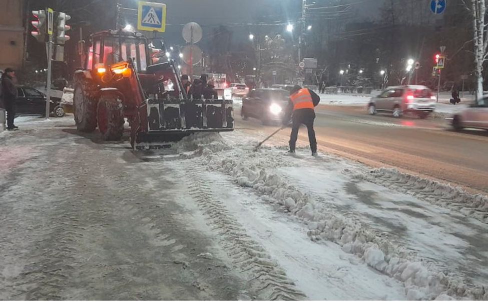 В Чебоксарах продолжают убирать снег 