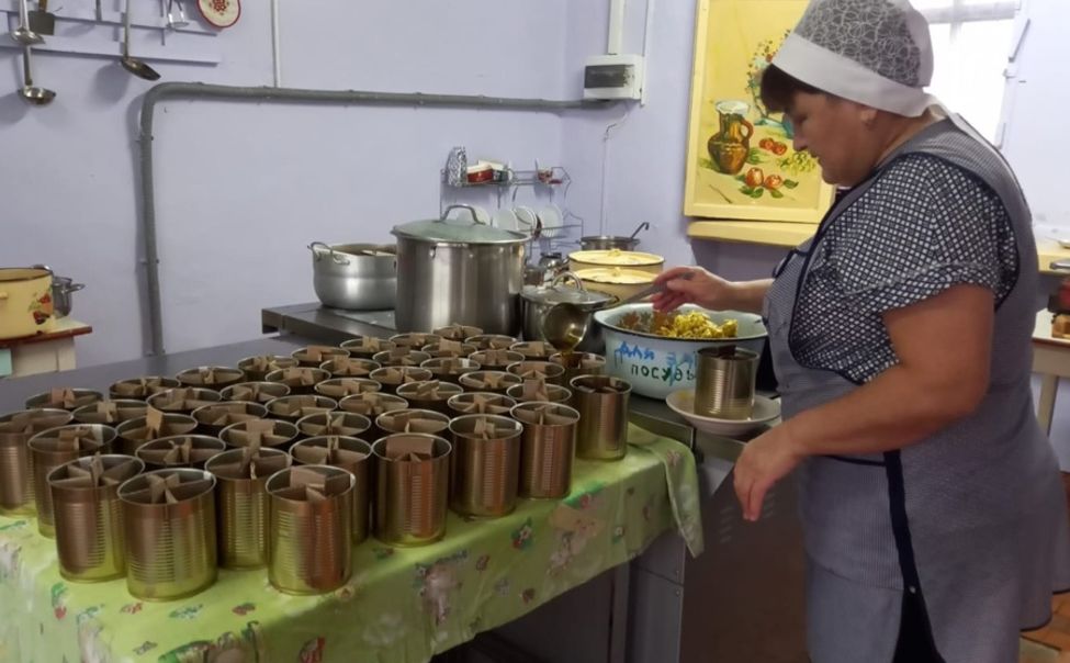 Серебряные волонтеры Батыревского округа изготовили 300 окопных свечей