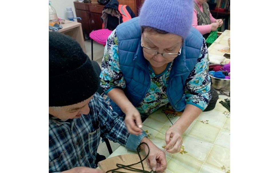 «Серебряные» волонтеры в Аликовском округе осваивают технику изготовления браслетов выживания