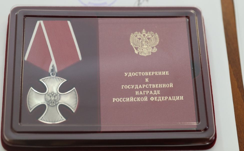 В Чебоксарском округе семьям погибших бойцов СВО передали Ордена Мужества