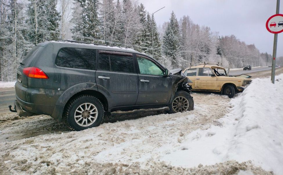 Возле Чандрово внедорожник столкнулся с "шестеркой". 1 человек погиб